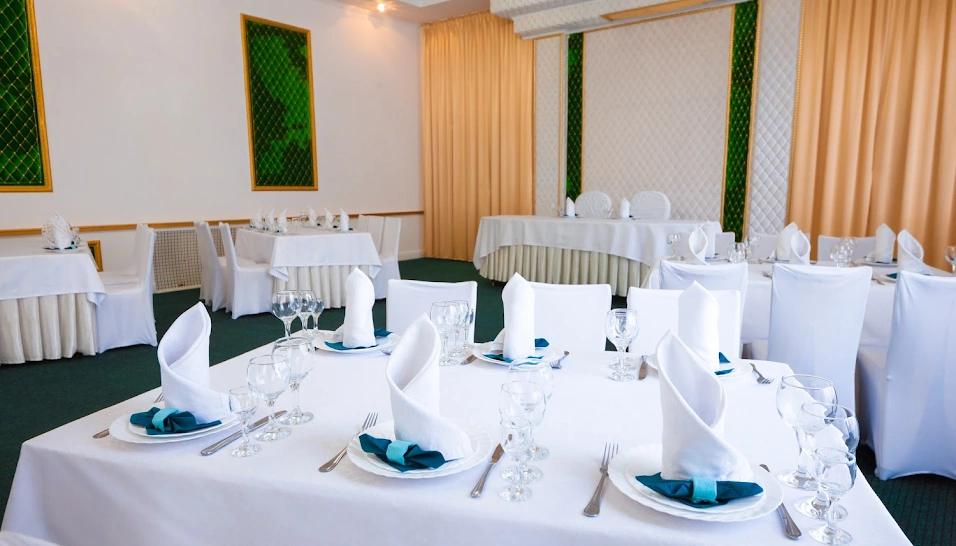 Свадебный президиум в изумрудном цвете. Малахит челябинск банкетный зал. Изумруд зал семендер. Банкетный зал на енисейской томск. Конгресс отель малахит зал изумрудный.