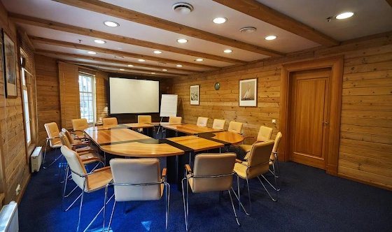 Фото №1 зала Комната для переговоров "Дубки"