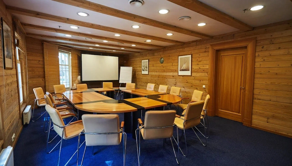 Фото №1 зала Комната для переговоров "Дубки"