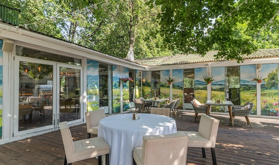 Фото №2 зала Крытая галерея и цветущий сад