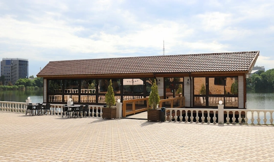 Фото №5 зала Летняя терраса на воде