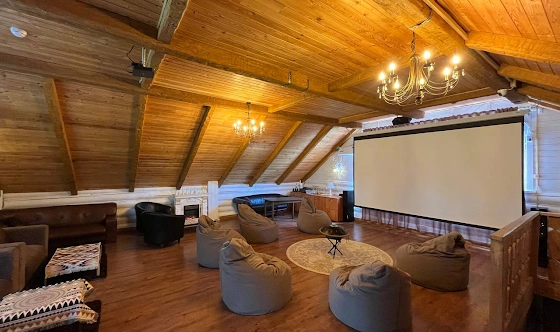 Фото №2 зала Банкетный зал на втором этаже с панорамным балконом