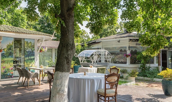 Фото №1 зала Крытая галерея и цветущий сад