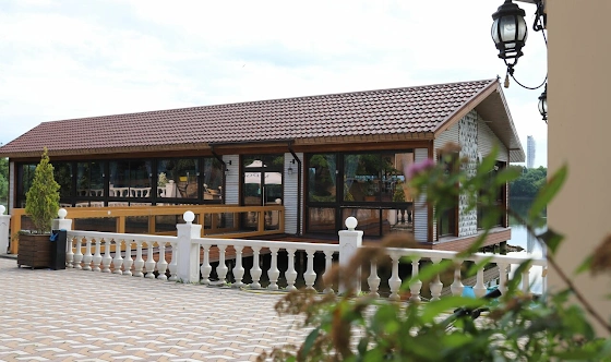 Фото №4 зала Летняя терраса на воде