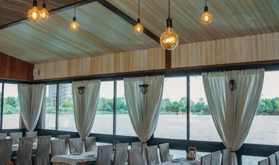 Фото №1 зала Летняя терраса на воде