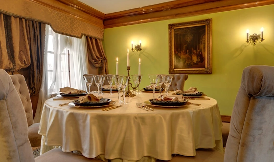 Фото №2 зала Зал с антикварным камином и комнатой отдыха